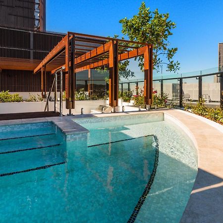 Fv By Peppers Apart otel Brisbane Dış mekan fotoğraf The rooftop pool at the Emporium Hotel South Bank
