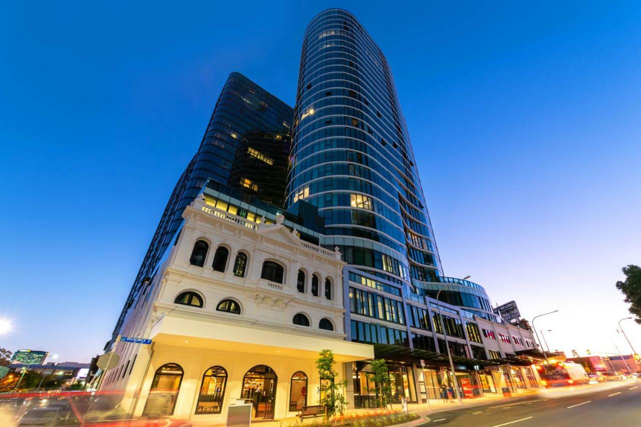 Fv By Peppers Apart otel Brisbane Dış mekan fotoğraf The hotel at night