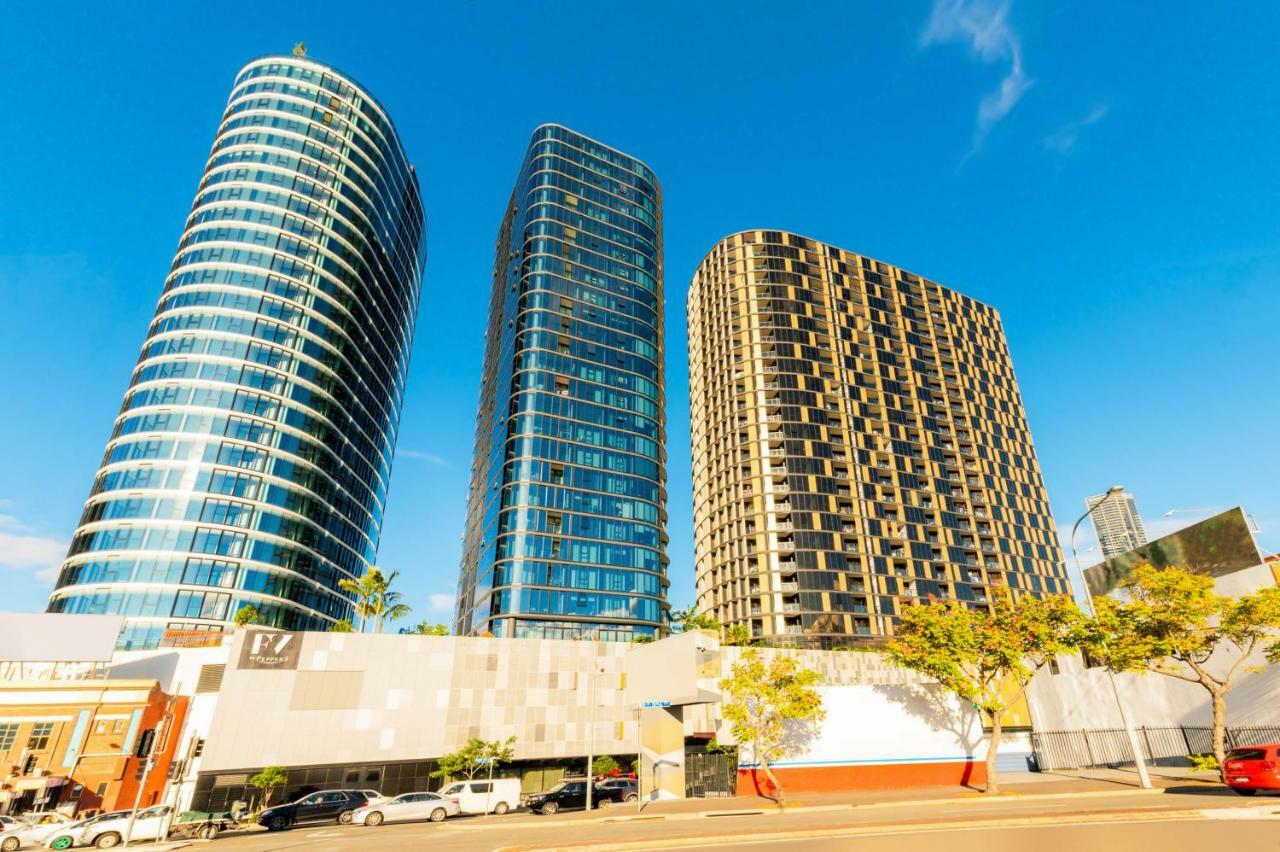 Fv By Peppers Apart otel Brisbane Dış mekan fotoğraf The three towers of the complex