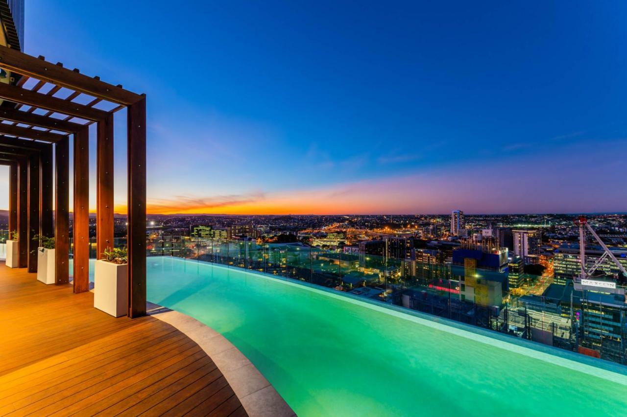 Fv By Peppers Apart otel Brisbane Dış mekan fotoğraf Infinity pool at the rooftop of the hotel